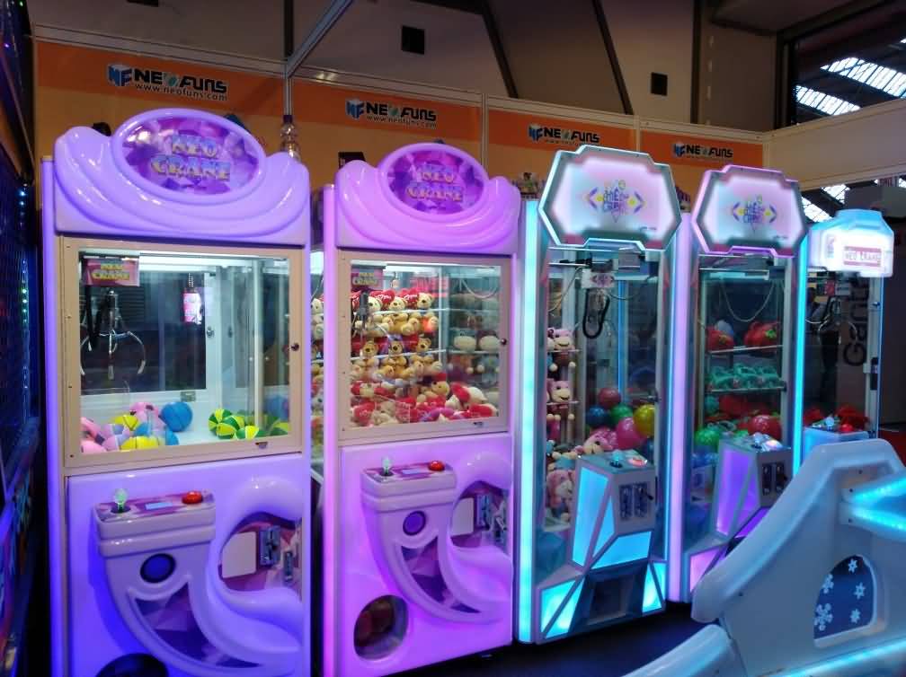 How to operate claw crane machine?